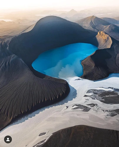 this-otherworldly-landscape-in-iceland-v0-y9mwb97ax8e51